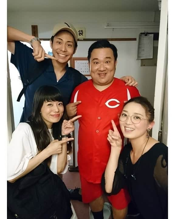 花陽みらさんのインスタグラム写真 - (花陽みらInstagram)「我さん出演  三越劇場﻿ ｢ #ランフォーユアワイフ ｣﻿ を鯨井くん、みっちー(舞羽美海)と共に﻿ 観劇✨💨💨﻿ 牡丹燈籠'sで📷✨ ﻿ ﻿ 我さんは、１週間前までは同じ三越劇場で  #牡丹燈籠 を共に公演してました😲✨﻿ なのに！！ 丁度１週間後の今日、ランフォーユアワイフの千秋楽を迎えている！！﻿ 我さんに乾杯﻿ 😭✨✨ ﻿ ﻿ #レイクイニー のドタバタコメディー！！﻿ 我さんの１つ１つに笑いぱなし😢✨😂﻿ 幸せな時でした＼(^^)／﻿ ﻿ にゃんこちゃん﻿  #我善導 さん #鯨井康介 くん﻿ #舞羽美海 ﻿ 牡丹燈籠ロス😢✨の私」8月1日 1時35分 - miku_hanahi