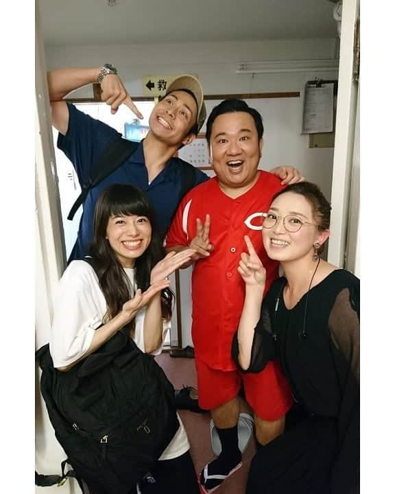 花陽みらさんのインスタグラム写真 - (花陽みらInstagram)「我さん出演  三越劇場﻿ ｢ #ランフォーユアワイフ ｣﻿ を鯨井くん、みっちー(舞羽美海)と共に﻿ 観劇✨💨💨﻿ 牡丹燈籠'sで📷✨ ﻿ ﻿ 我さんは、１週間前までは同じ三越劇場で  #牡丹燈籠 を共に公演してました😲✨﻿ なのに！！ 丁度１週間後の今日、ランフォーユアワイフの千秋楽を迎えている！！﻿ 我さんに乾杯﻿ 😭✨✨ ﻿ ﻿ #レイクイニー のドタバタコメディー！！﻿ 我さんの１つ１つに笑いぱなし😢✨😂﻿ 幸せな時でした＼(^^)／﻿ ﻿ にゃんこちゃん﻿  #我善導 さん #鯨井康介 くん﻿ #舞羽美海 ﻿ 牡丹燈籠ロス😢✨の私」8月1日 1時35分 - miku_hanahi