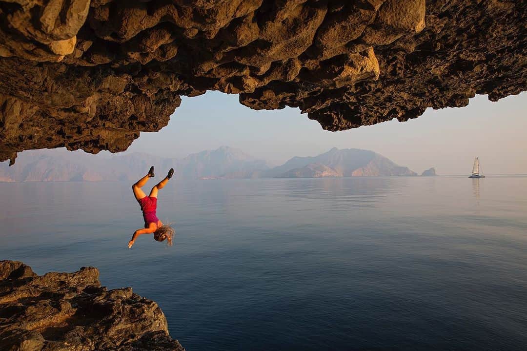 National Geographic Creativeさんのインスタグラム写真 - (National Geographic CreativeInstagram)「Photo by @jimmychin | A climber takes a plunge while deepwater soloing near the Gulf of Oman. #DeepwaterSolo #Adventure #Oman」8月1日 1時39分 - natgeointhefield