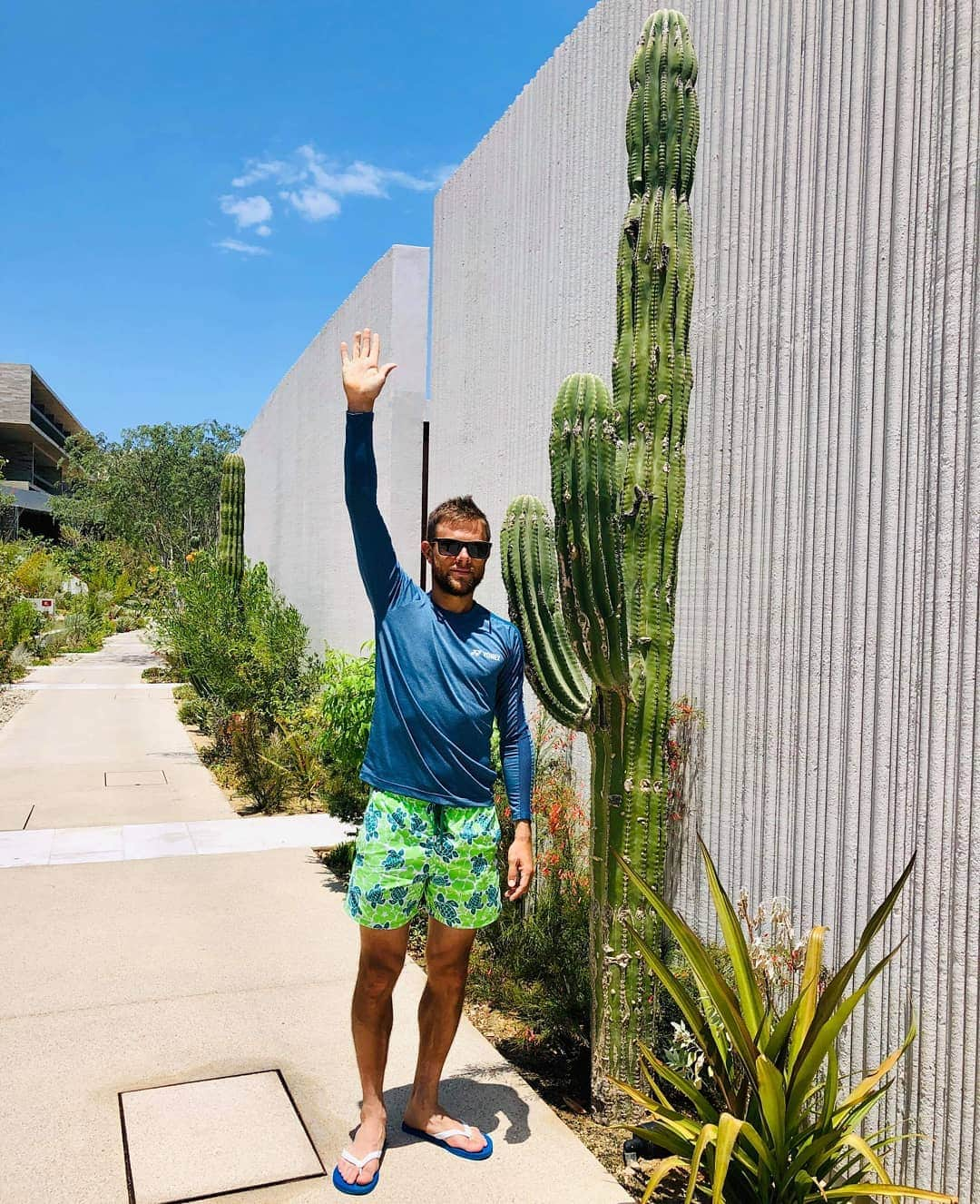 ラドゥ・アルボットさんのインスタグラム写真 - (ラドゥ・アルボットInstagram)「Big cactus in Mexico 🌵 @solazresortloscabos  #dont #touch #big #spikes 😂」8月1日 1時40分 - radu.albot11