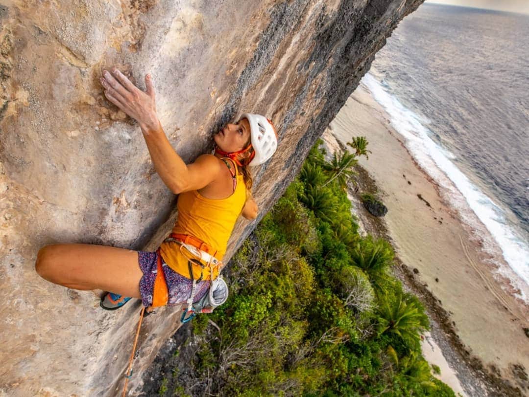 シャーロット・デュリフのインスタグラム：「😍🎬 My second video from Makatea is out! . Before going to the island, I expected fun adventures and cool island life, but I was far from expecting how mind-blowing the climbing would be! The rock is absolutely stunning and the routes super enjoyable, fun and diverse 👍🏽 See by yourself by clicking on the link in my bio! . You know what else was special : the people I shared this trip and the Makatea Vertical Adventure with! . 💙 THANK YOU 💙 @maewanadventurebase - Makatea Escalade - Acropol Tahiti - La Water Family Du Flocon à la Vague - Erwan le Lann - Marion Courtois - Tapu et Mina - Pascal - Aymeric Clouet - Nina Caprez - Marcos Costa - Solenne Piret - Jonathan Siegrist - Jimmy Martinello - Guillaume Broust - Julien Nadiras - Patricia Oudit - Jérémy Bernard - Joseph Grierson - Olivier Testa - Lise Morel - Guillaume Vallot - Michael Schreiber - Bernd Schlögl - and my sponsors @petzl_official and @eb_climbing for supporting this trip! . 📸 1st one by @guillaume_broust and the others by @guillaume_yop_vallot」