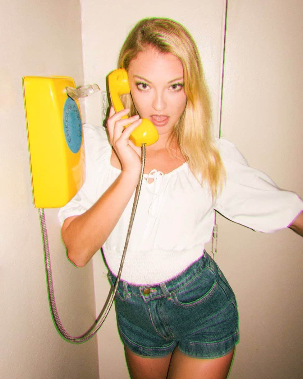 インディア・ガンツさんのインスタグラム写真 - (インディア・ガンツInstagram)「I miss being able to SLAM the phone down when hanging up on somebody... Violently pressing *end call* just doesn’t do it for me 🙄😜 . ☎️ @farmersdaughterhotel」8月1日 1時53分 - indiagants