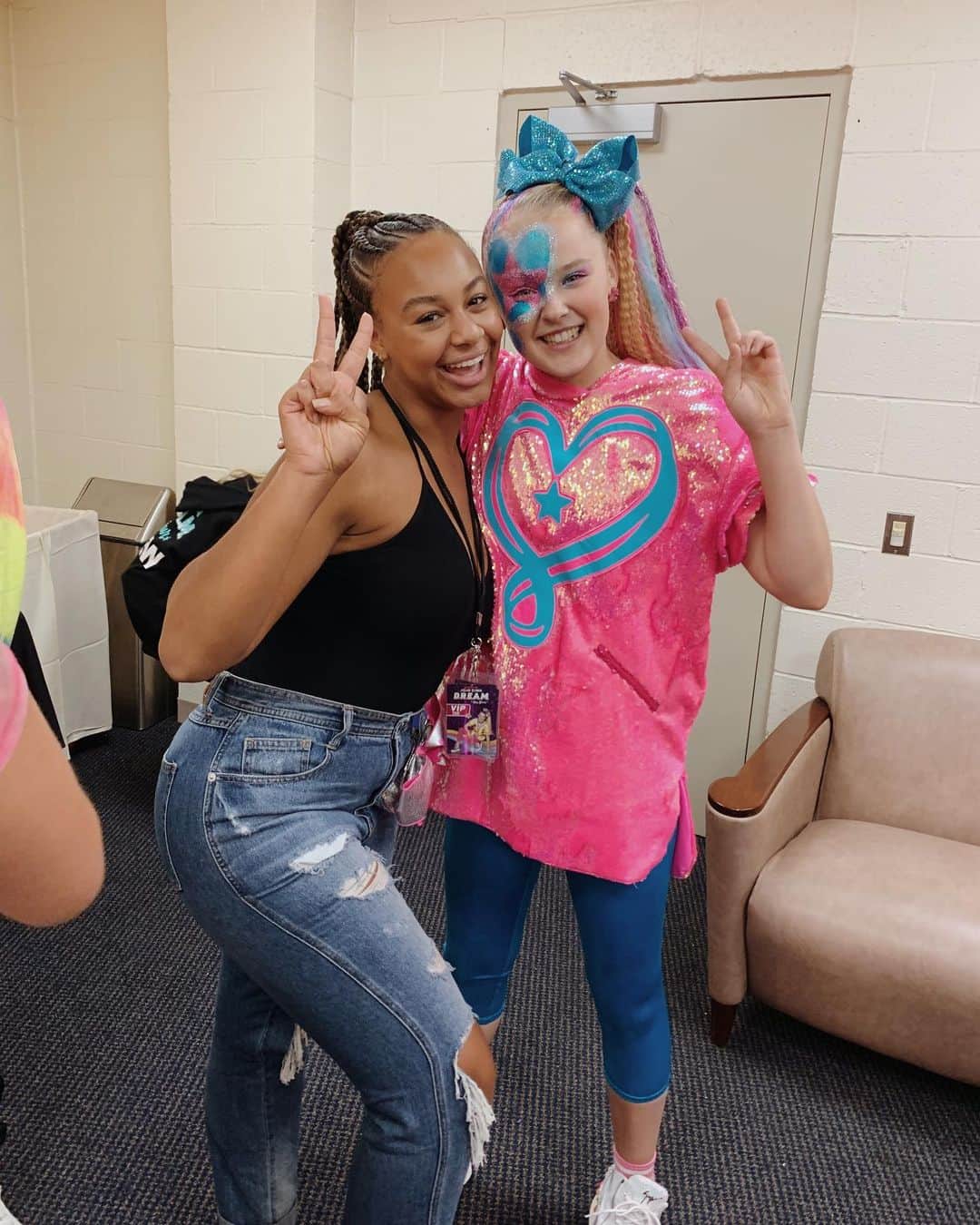 Nia Sioux Frazierさんのインスタグラム写真 - (Nia Sioux FrazierInstagram)「Last night was crazy fun! Thanks for sharing your awesomeness with Pittsburgh @itsjojosiwa 💘」8月1日 2時04分 - niasioux
