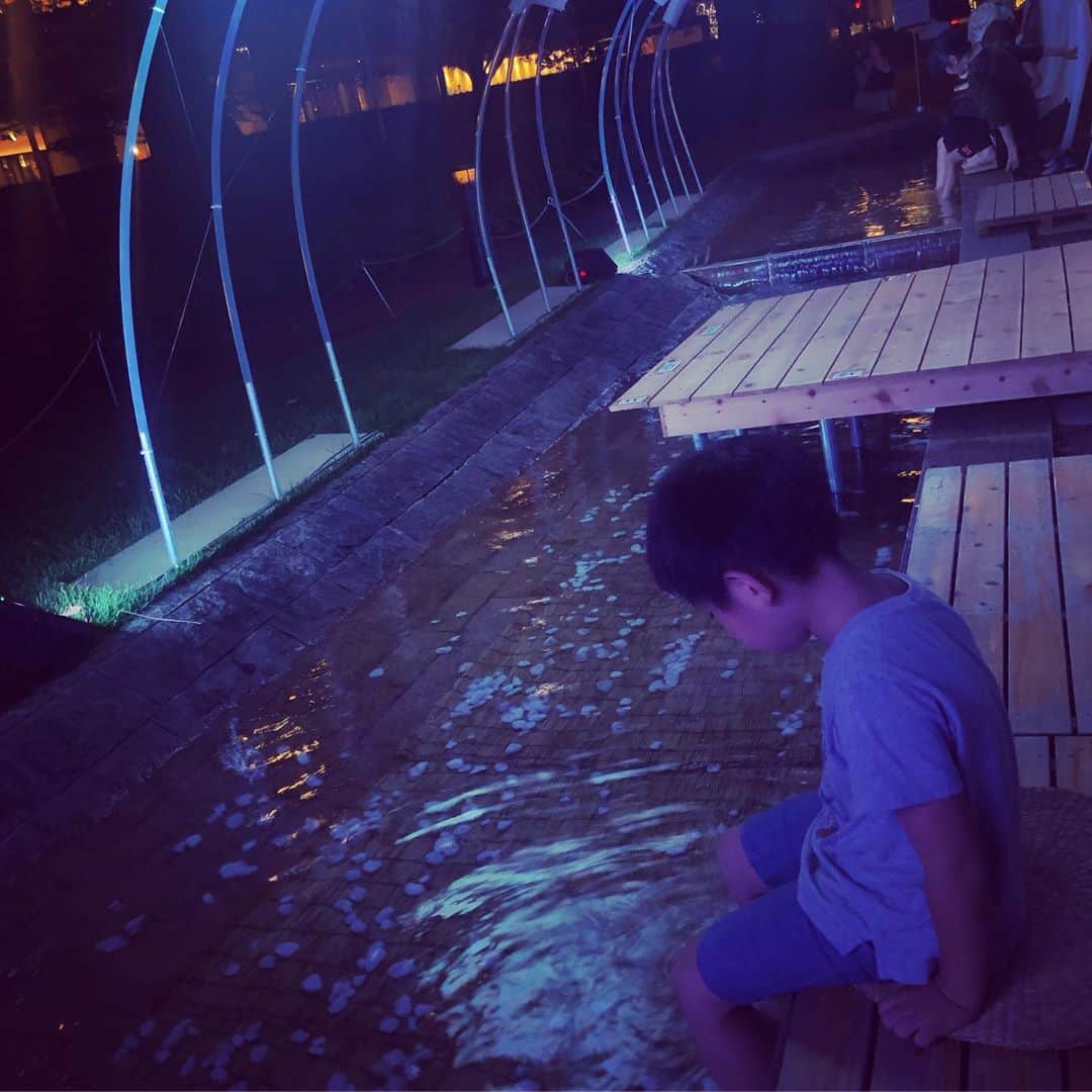 堀井亜生さんのインスタグラム写真 - (堀井亜生Instagram)「暑くて昼にお出かけする気が起きない💦  なので、夜に息子とお散歩です🎵  ひんやりした小川に足をつけて気持ちいい。  #ミッドタウン六本木  #ashimizu」8月1日 1時58分 - aoi_horii
