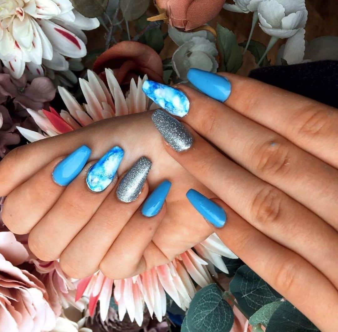 CosmoProf Beautyさんのインスタグラム写真 - (CosmoProf BeautyInstagram)「Simply BLUEtiful blue & silver nails💙⁣ ⁣ Nails by @__amy_martin_beauty__ using @gelish_official 💅⁣ ⁣ Save 30% on Gelish gel polish now until August 10th during our Nail Mania event at #cosmoprofbeauty where you are #licensedtocreate⁣ ⁣ #repost #sparklynails #gelishofficial #makethemgelish #gelishnails #nailinspiration #nailtrends #nailartist」8月1日 2時05分 - cosmoprofbeauty