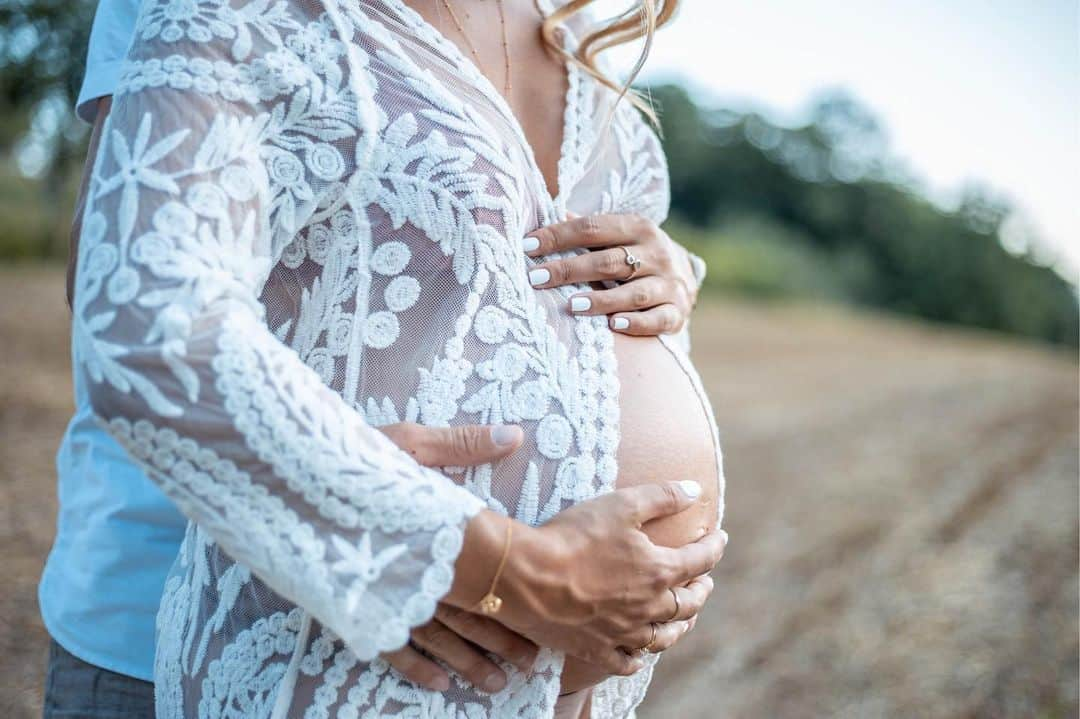 Carolineさんのインスタグラム写真 - (CarolineInstagram)「On immortalise les derniers instants de bébé au chaud dans le ventre de maman 💕 Merci @oce.sol pour les photos !! Je vous les partagerai quelques photos ici mais vous pouvez retrouver l’intégralité du shooting sur son site 🤰🏼 #shooting #maternite #mumtobe」8月1日 2時00分 - beauteactive