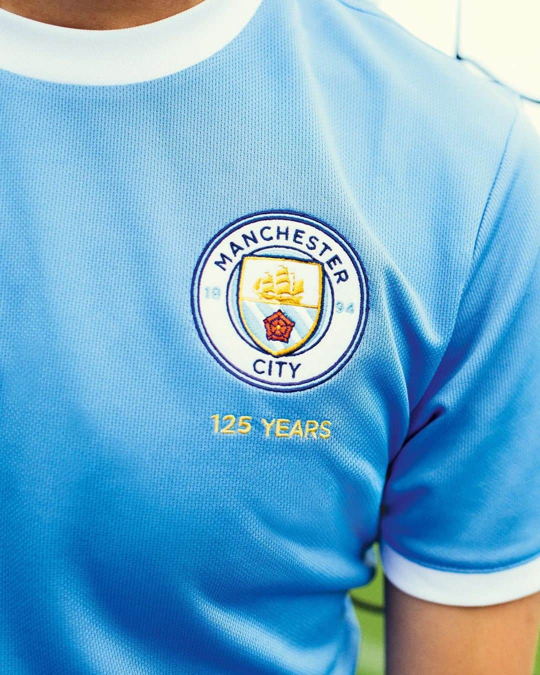 PUMA Footballさんのインスタグラム写真 - (PUMA FootballInstagram)「Est:1894. The 125th year anniversary @mancity jersey voted for by Cityzens.  Worn this weekend. Available August 29.」8月1日 2時02分 - pumafootball