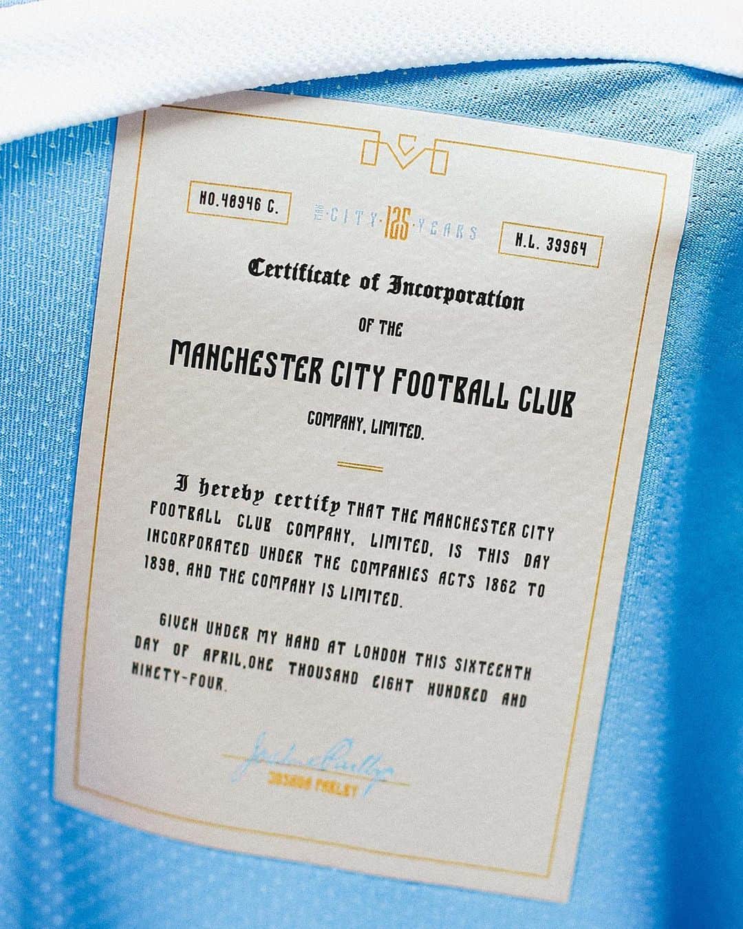 PUMA Footballさんのインスタグラム写真 - (PUMA FootballInstagram)「Est:1894. The 125th year anniversary @mancity jersey voted for by Cityzens.  Worn this weekend. Available August 29.」8月1日 2時02分 - pumafootball