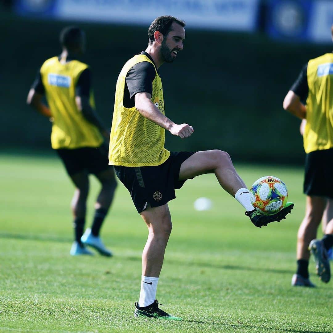 インテルナツィオナーレ・ミラノさんのインスタグラム写真 - (インテルナツィオナーレ・ミラノInstagram)「AFTERNOON TRAINING 💪🏼👟📸 #Inter #ForzaInter #Godin #Training #Football」8月1日 2時17分 - inter