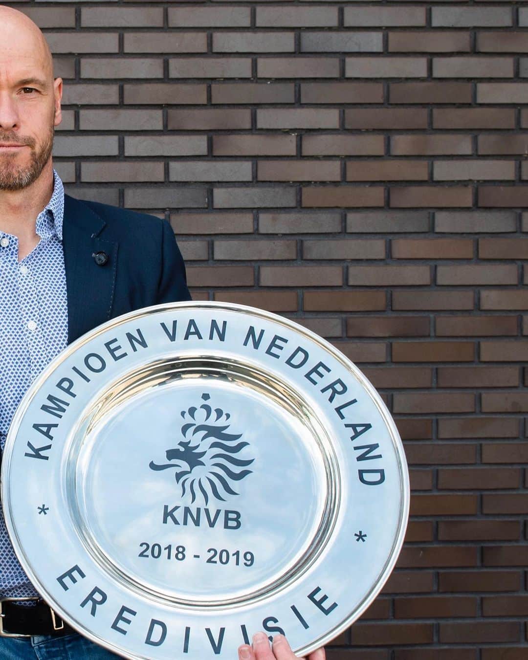 アヤックス・アムステルダムさんのインスタグラム写真 - (アヤックス・アムステルダムInstagram)「#TheBest Men’s Coach of the Year Candidate. 😱 Our boss is doing a great job! 🧠 ❌ Dutch Championship & Dutch Cup ❌ Semi-final @ChampionsLeague ❌ VOTE -> #LinkInBio」8月1日 2時18分 - afcajax