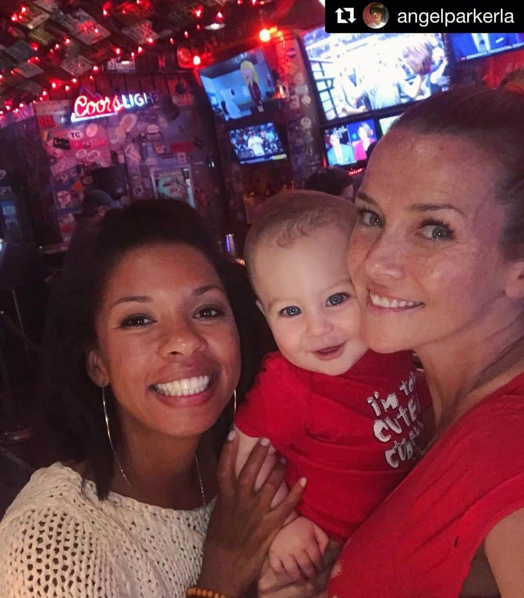 アニー・ワーシングさんのインスタグラム写真 - (アニー・ワーシングInstagram)「Let’s do it again today! Go Cards! #stlcards @cardinals ⚾️❤️⚾️ #Repost @angelparkerla with @get_repost ・・・ We had a baby, in a bar! #cubscardinals」8月1日 2時18分 - anniewersching