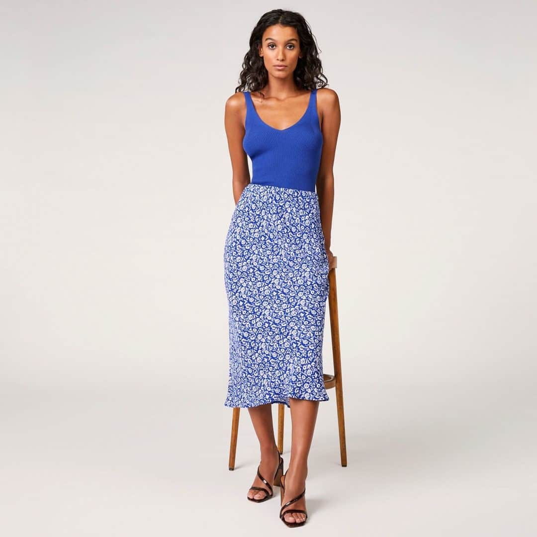 クーカイさんのインスタグラム写真 - (クーカイInstagram)「L’imprimé de cet été !  La jupe Gardenia et ses tons bleus électrique ! #kookaiette #kookai #kookaiAH19 #fashion #outfit #skirt」8月1日 2時31分 - kookai_france