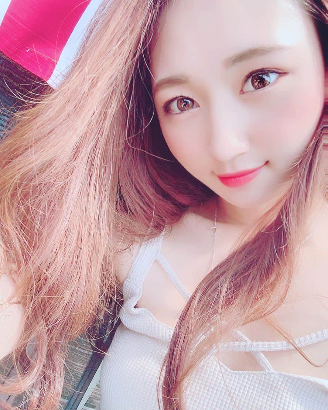 及川真珠のインスタグラム：「👯‍♀️ . ママ、パパのありがたみ 愛されてるって感じる日々。 . いつもこのお家に生まれてよかった って思う瞬間ばっかりで ほんと幸せ。 . 自分もこんな家族を持ちたいし こんな家族にしたい。 . 毎日笑って 転げるくらい笑って 恥ずかしがらずに褒め合って 恥ずかしがらずにハグできる そんな家族を作りたい☺️ . #family #家族 #大好き #mam #dad #sister #新たな一歩 #ママのギャグ線 #パパのギャグ線 の高さはんぱない。 #ヨークでカート爆走させるパパ (無言で真顔で) #大爆笑 で追いかけて 逃げるパパ。(笑) あ、ちゃんと周りに人はいませんでした #今日も死ぬほど笑った」