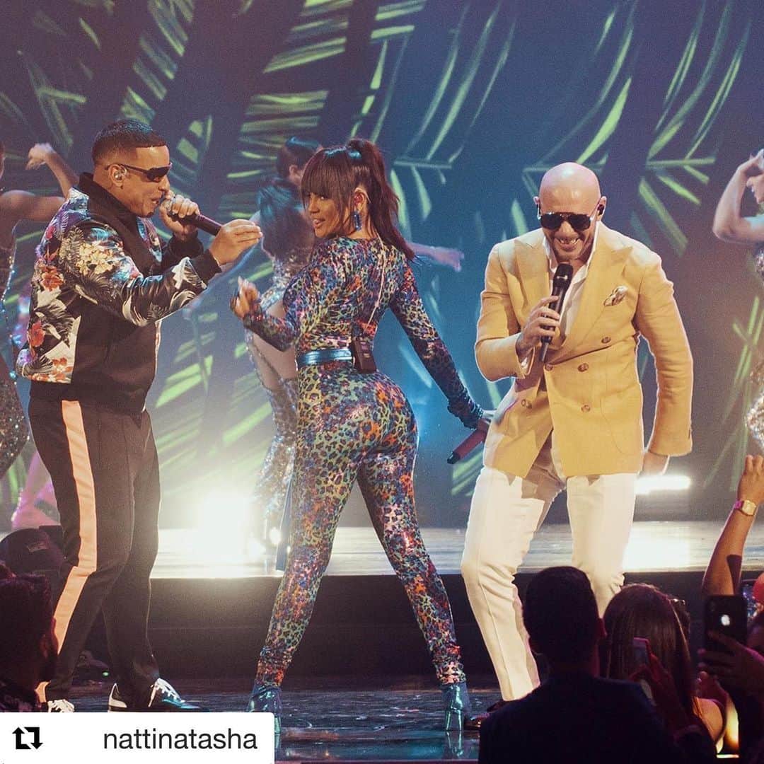 ピットブルのインスタグラム：「Who caught yours truly, @daddyyankee @nattinatasha at #PremiosJuventud?? No Lo Trates is streaming everywhere now. Dale! 🔥🔥🔥」