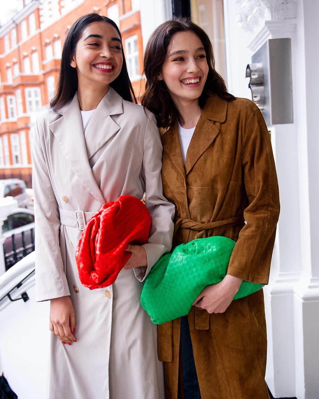 Harrodsさんのインスタグラム写真 - (HarrodsInstagram)「HOW TO WEAR HARRODS | We’re yet to find an outfit that can’t be completed by @bottegaveneta. Consider Daniel Lee’s cult-status clutch bags the accessories equivalent of hotcakes. Snap one up while you can!  Photographer: @tomchapman8 Styling: @elizabethrey_」8月1日 2時29分 - harrods