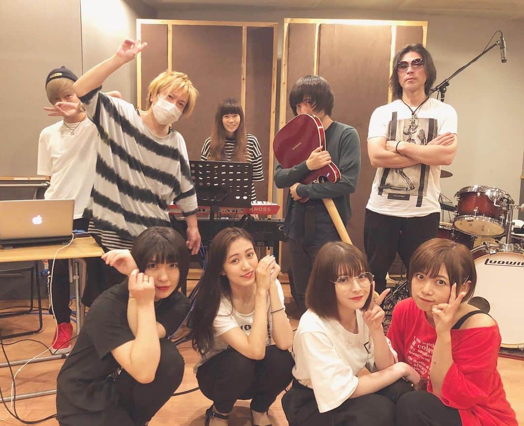 イズミカワソラのインスタグラム：「本日もFLOW LIGHTリハ。 今日はFLOW LIGHTの4人と初合流いたしました！ ・ 生歌が入るといいねー♪ ・ ・ 今回はミュージシャンの方も凄腕の方ばかりで、演奏していてとても楽しいです！ ・ ・ Gt井手上誠さん Ba中村泰造さん Dr野崎真助さん Maniのっとさん ・ ・ 本番が楽しみです！」