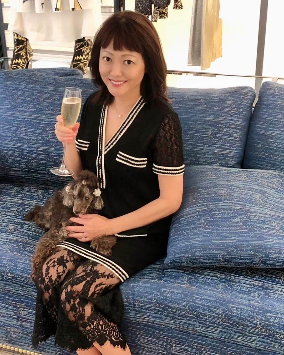 NAOMIさんのインスタグラム写真 - (NAOMIInstagram)「CHANEL CAMBON本店にて。  いつものソファで いつものchampagne setで。 トゥさんと♡  何か顔が 戦闘態勢かしら❓ 怖い…あはは🤣  #撮影パパ #黒レースパンツは @chiyono_anne  #chanelcambonのスタッフの皆さま #いつもありがとうございます❤️ #chanel  #chanelist  @chanelofficial  @paris」8月1日 2時35分 - naominakano703