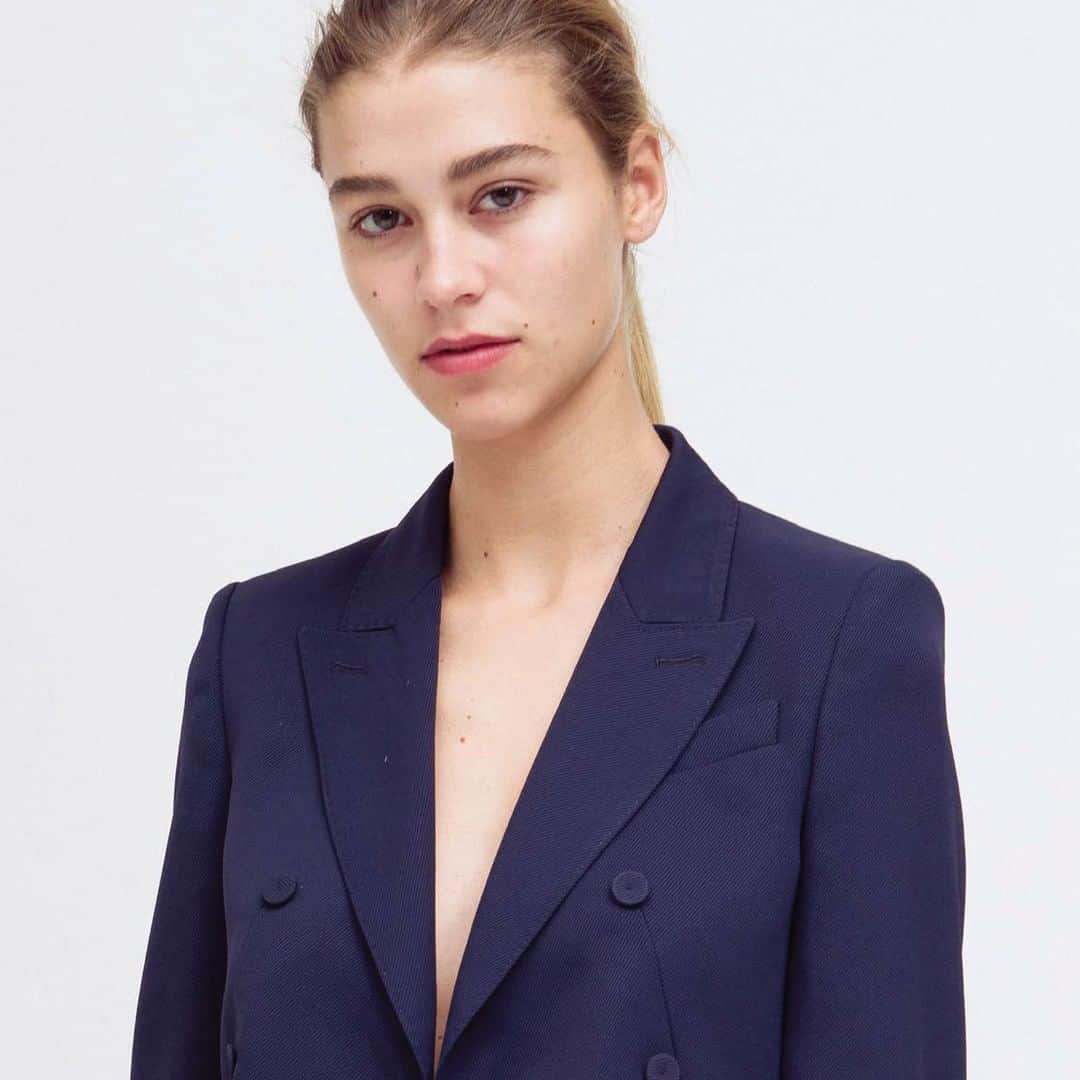 ストラネスさんのインスタグラム写真 - (ストラネスInstagram)「You can never have enough navy blazers, plus this one is cropped and has a sailor look to it. ⁠ Nicely worn with its matching wide leg pants or the midi skirt. ⁠ ⁠ #strenesse #fashion #style #ootd #photooftheday #cool #blazer #office #work #beautiful #modern #instagood⁠」8月1日 2時45分 - strenesse