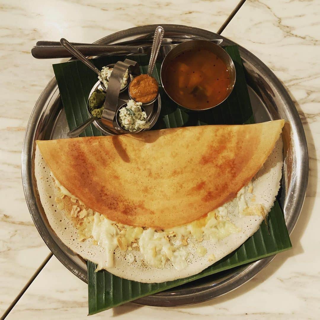 志摩有子さんのインスタグラム写真 - (志摩有子Instagram)「打ち合わせを兼ねて南インド料理。ダバインディア出身のシェフが作る爽やかでスパイシーなメニューの数々はこんな蒸し暑い日にぴったり。発酵させて作る微炭酸の自家製ラッシーはこれまでの常識を裏返す爽やかさ。今度はミールスも食べたい。 #南インド料理 #ドーサ #ビリヤニ #ダバインディア出身」8月1日 2時49分 - ariko418