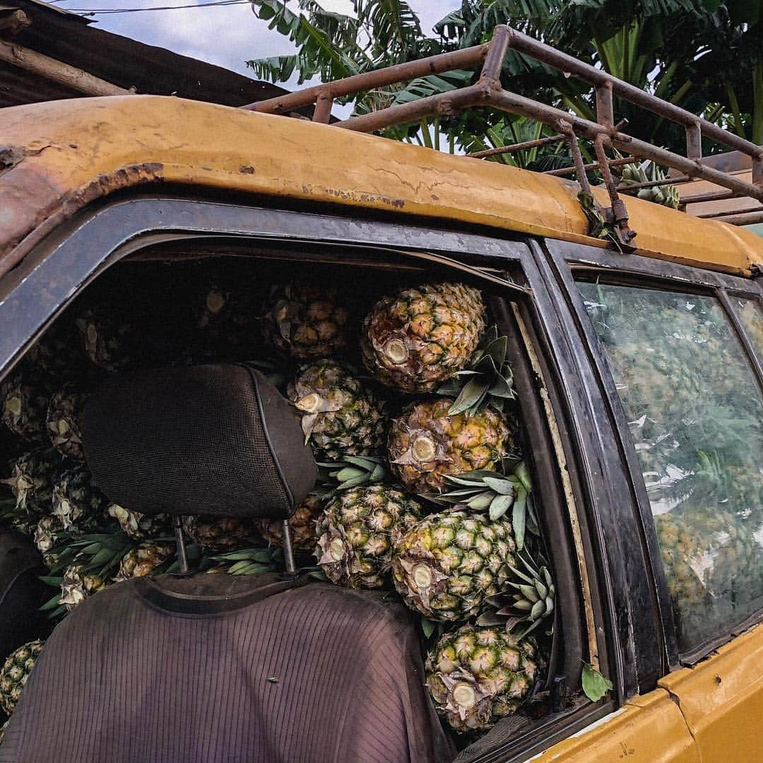 appleさんのインスタグラム写真 - (appleInstagram)「“When traveling and taking photographs in a foreign land, try your best to blend in. Learn the local language, frequent non-touristy areas, or spend more time in one place to build relationships and trust. As an outsider, it’s a constant challenge, but it will make your photos more authentic and natural.” #travel #ShotoniPhone by Dan G. @dan_greenberg」8月1日 2時50分 - apple