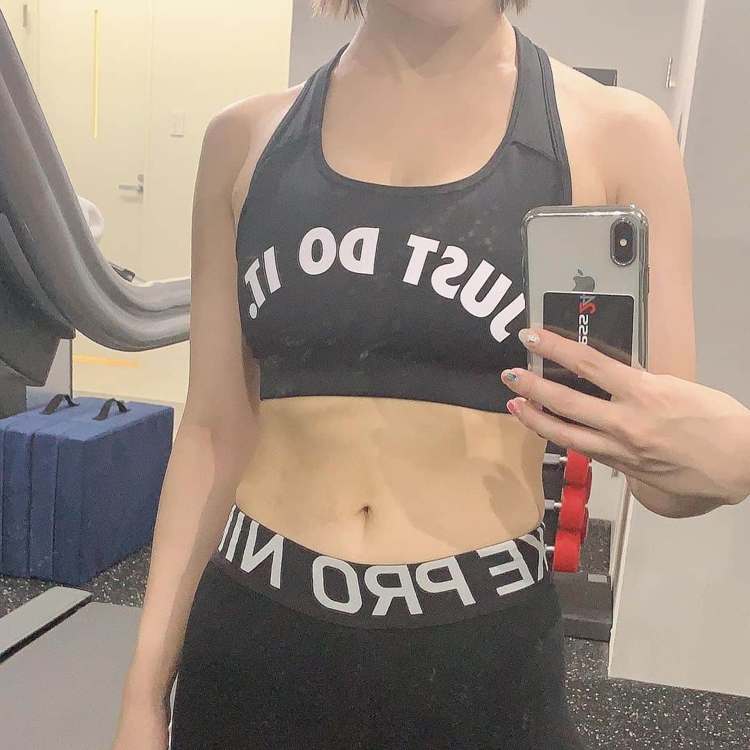 ハピネス笑舞さんのインスタグラム写真 - (ハピネス笑舞Instagram)「体脂肪率20%！！！🥰 筋肉量36.8㎏！！🥰 体重48.9㎏🤭 まだまだだけど少しづつ変化している！！🥺 明日は身体にどんな変化があるかな🥺️💪️💪️💪️💕 ローファットはとにかく動くことを意識する！！ 同伴で行くお店も、気を使って低カロリーなものにしてくれたり、私が食べられるものを選んでくれるお客様ばかりで本当に助かってます！🙇‍♀️ 結果をださなくちゃね🥺 私は必ずできる👌 プロテイン飲んでおやすみなさい！😆🔥 #smile#love#fashion#girl#六本木#銀座#歌舞伎#北新地#中洲#すすきの#大阪#北海道#キャバ嬢#長谷川笑舞#バルセロナ#桃李#おっぱい#巨乳#カジュアル#仲良し#ジム#札幌#劇団桃李#happiness#ダイエット#ベストボディジャパン #bbj日本大会#筋肉#筋トレ女子」8月1日 3時01分 - egkn_115