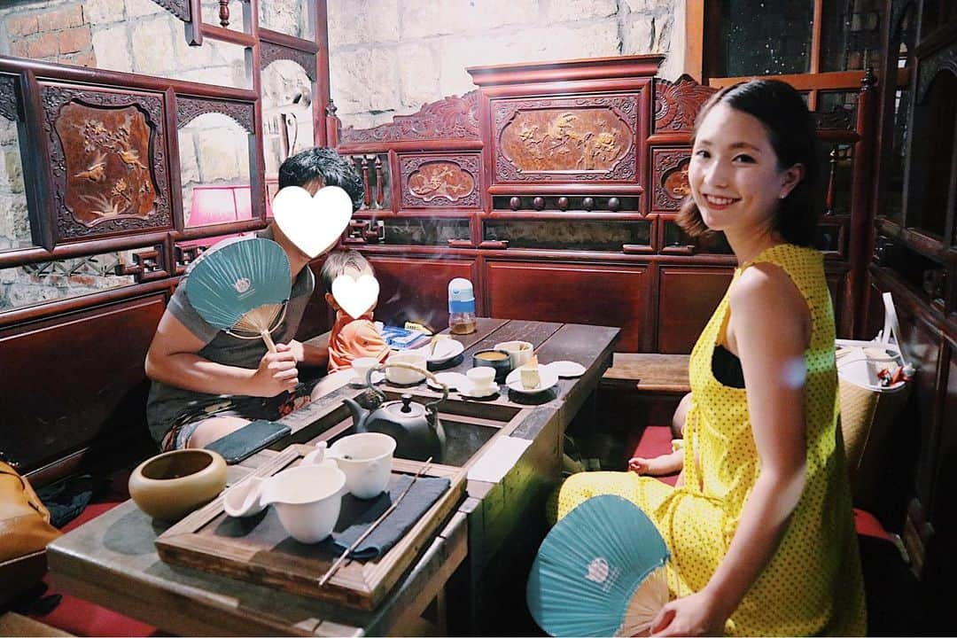 Remiさんのインスタグラム写真 - (RemiInstagram)「nostalgic Jiufen teahouse🍵 台湾の九份でお茶体験🏮 九份で最初にできたと言われる茶芸館「九份茶坊」で頂いたお茶セットが本当に美味しくて感動✨ 屋内の掘り炬燵席で子供達もリラックスできて、テラスからは九份のノスタルジックな街並みや山々と海を眺められました🌄 . . . 【 #ootd 】 dress @zara  bag @qbag_japan  #九份茶坊 #九份 #台湾 #台湾子連れ旅 #子連れ旅 #台湾茶 #Jiufen #Taiwan #teahouse #LOVETABI #LOVETABIMama」8月1日 3時13分 - remi_912