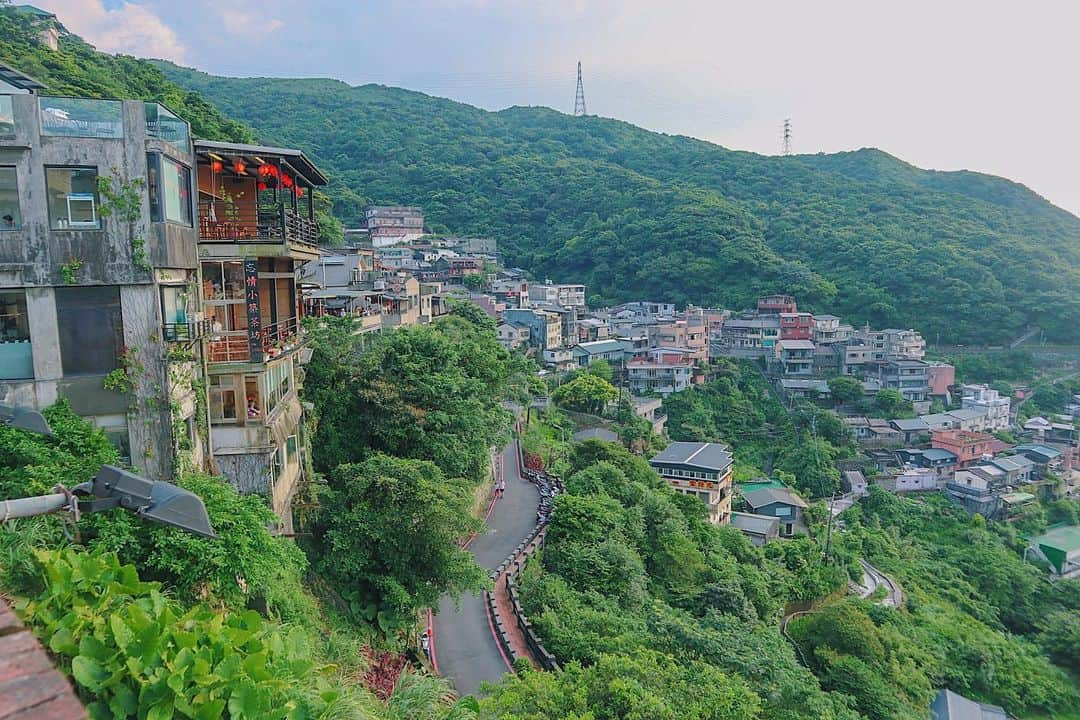 Remiさんのインスタグラム写真 - (RemiInstagram)「nostalgic Jiufen teahouse🍵 台湾の九份でお茶体験🏮 九份で最初にできたと言われる茶芸館「九份茶坊」で頂いたお茶セットが本当に美味しくて感動✨ 屋内の掘り炬燵席で子供達もリラックスできて、テラスからは九份のノスタルジックな街並みや山々と海を眺められました🌄 . . . 【 #ootd 】 dress @zara  bag @qbag_japan  #九份茶坊 #九份 #台湾 #台湾子連れ旅 #子連れ旅 #台湾茶 #Jiufen #Taiwan #teahouse #LOVETABI #LOVETABIMama」8月1日 3時13分 - remi_912