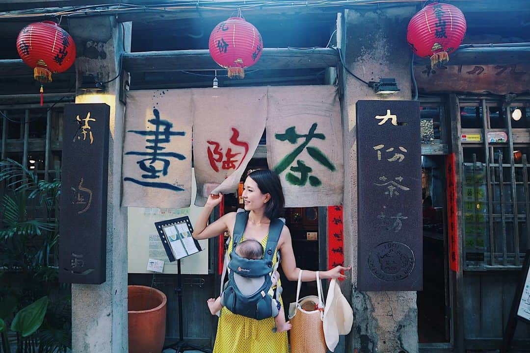 Remiさんのインスタグラム写真 - (RemiInstagram)「nostalgic Jiufen teahouse🍵 台湾の九份でお茶体験🏮 九份で最初にできたと言われる茶芸館「九份茶坊」で頂いたお茶セットが本当に美味しくて感動✨ 屋内の掘り炬燵席で子供達もリラックスできて、テラスからは九份のノスタルジックな街並みや山々と海を眺められました🌄 . . . 【 #ootd 】 dress @zara  bag @qbag_japan  #九份茶坊 #九份 #台湾 #台湾子連れ旅 #子連れ旅 #台湾茶 #Jiufen #Taiwan #teahouse #LOVETABI #LOVETABIMama」8月1日 3時13分 - remi_912