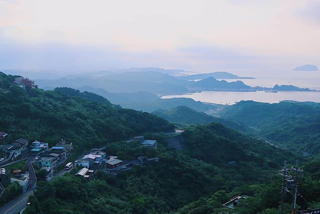 Remiさんのインスタグラム写真 - (RemiInstagram)「nostalgic Jiufen teahouse🍵 台湾の九份でお茶体験🏮 九份で最初にできたと言われる茶芸館「九份茶坊」で頂いたお茶セットが本当に美味しくて感動✨ 屋内の掘り炬燵席で子供達もリラックスできて、テラスからは九份のノスタルジックな街並みや山々と海を眺められました🌄 . . . 【 #ootd 】 dress @zara  bag @qbag_japan  #九份茶坊 #九份 #台湾 #台湾子連れ旅 #子連れ旅 #台湾茶 #Jiufen #Taiwan #teahouse #LOVETABI #LOVETABIMama」8月1日 3時13分 - remi_912