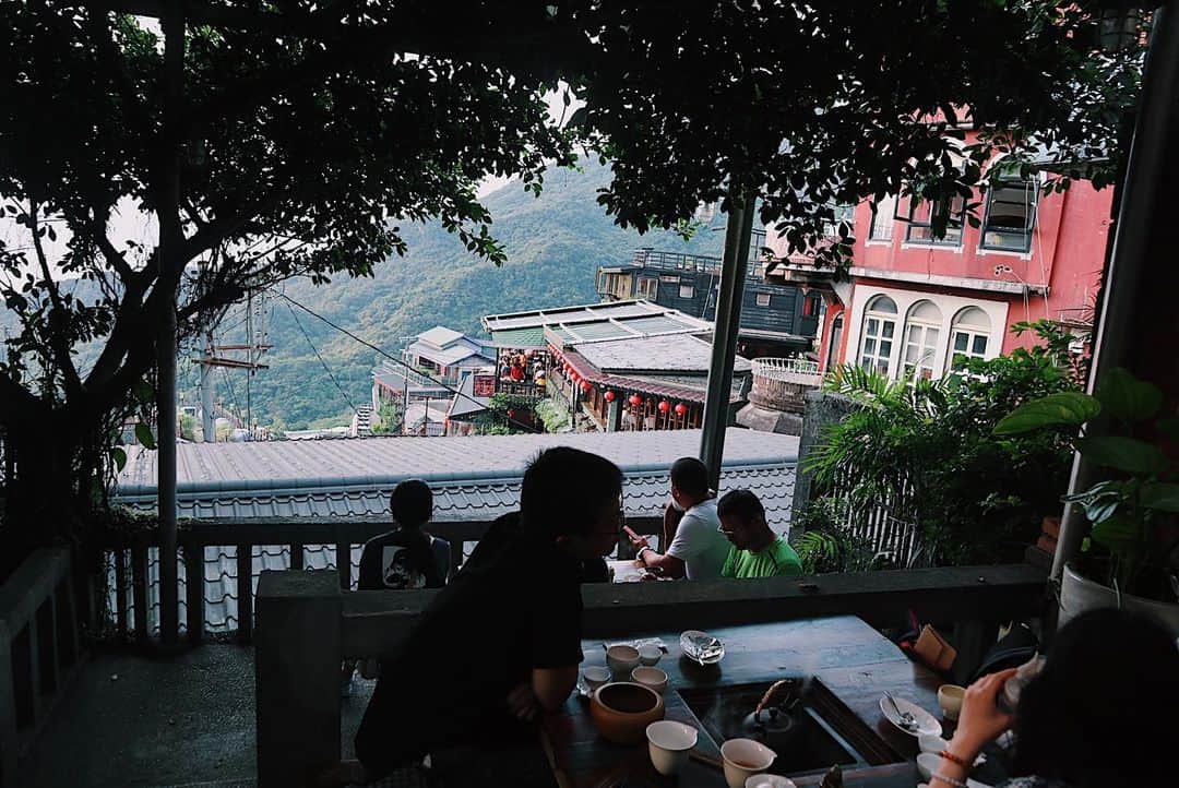 Remiさんのインスタグラム写真 - (RemiInstagram)「nostalgic Jiufen teahouse🍵 台湾の九份でお茶体験🏮 九份で最初にできたと言われる茶芸館「九份茶坊」で頂いたお茶セットが本当に美味しくて感動✨ 屋内の掘り炬燵席で子供達もリラックスできて、テラスからは九份のノスタルジックな街並みや山々と海を眺められました🌄 . . . 【 #ootd 】 dress @zara  bag @qbag_japan  #九份茶坊 #九份 #台湾 #台湾子連れ旅 #子連れ旅 #台湾茶 #Jiufen #Taiwan #teahouse #LOVETABI #LOVETABIMama」8月1日 3時13分 - remi_912