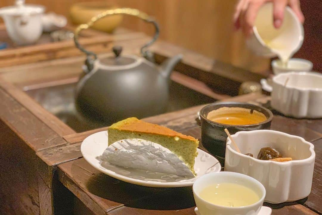 Remiさんのインスタグラム写真 - (RemiInstagram)「nostalgic Jiufen teahouse🍵 台湾の九份でお茶体験🏮 九份で最初にできたと言われる茶芸館「九份茶坊」で頂いたお茶セットが本当に美味しくて感動✨ 屋内の掘り炬燵席で子供達もリラックスできて、テラスからは九份のノスタルジックな街並みや山々と海を眺められました🌄 . . . 【 #ootd 】 dress @zara  bag @qbag_japan  #九份茶坊 #九份 #台湾 #台湾子連れ旅 #子連れ旅 #台湾茶 #Jiufen #Taiwan #teahouse #LOVETABI #LOVETABIMama」8月1日 3時13分 - remi_912