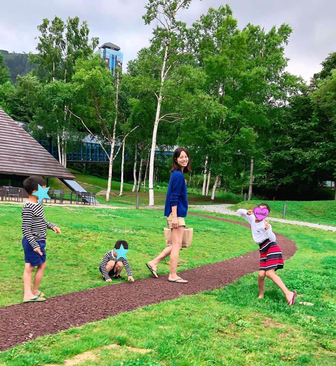 牧野紗弥さんのインスタグラム写真 - (牧野紗弥Instagram)「2日目の朝はラフティングへ☀️岩から飛び降りたり、親子で水を掛け合ったり、インストラクターの方がとても楽しませて下さいました🙌🏻✨😆 午前中思い切り川で遊んだ後は水着のままプールへ直行→3時間🤣🤣🤣 30分毎に打ち寄せる波に昨日から子供達はとにかく大はしゃぎで、ひたすら波に向かってダイブを繰り返していました‼️☀️ @mother_inc のラッシュガードはホテルのロビーにも行けて、本当に大活躍✨露天風呂の温泉に入った後はシロツメクサで冠を作ったり、綿毛を飛ばしたりゆっくり過ごしました😊長男がパパとクワガタ探しに行っている間、ママ達はエゾシカ探しへ🦌エゾシカの角を持たせてもらい、思った以上に重かったけど次男は大喜び✨🙌🏻🙌🏻🙌🏻 #星野リゾートトマム #夏休み」8月1日 14時02分 - makinosaya