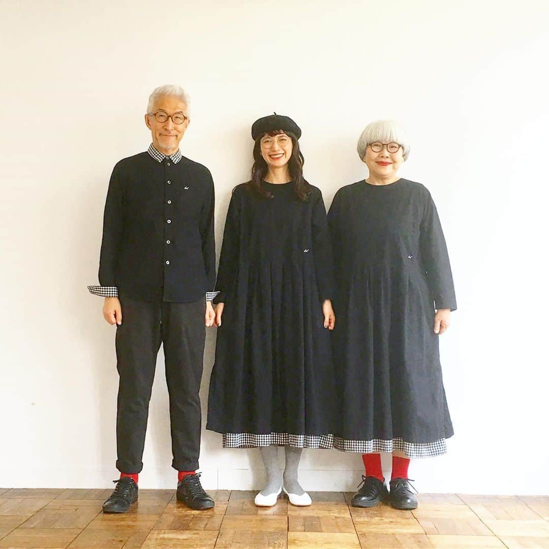 bon ponさんのインスタグラム写真 - (bon ponInstagram)「フェリシモの「Sunny Clouds」(サニークラウズ )さんとのコラボ第2弾のお洋服が販売開始となりました❣️ @sunnyclouds.official  今回はブラックにギンガムをアクセントに入れたワンピースと、メンズのシャツを秋のカタログ用に作りました🖤🖤 東京のスタジオでの撮影では、モデルのkazumiさん( @kazumi0728 )とご一緒させていただいて感激でした❣️ お顔が小さくて、体もponの半分くらいしかありません😅とても可愛らしくてお優しくて素敵な方でした😍💕 ・ ワンピースは、夏のギンガムワンピースのシルエットをベースにして、衿なしタイプですっきりと作りました。スカート部分を二重にして下にギンガムスカートをはいているようなデザインになっています。スリットから覗くギンガムがアクセント👍両脇にポケットもあり、しっかりとした厚みのある綿100%の生地です。 メンズシャツは衿とカフス裏にギンガム生地を使ってアクセントにしています。 ワンピース、メンズシャツともに年齢体型問わず、どなたにも似合うデザインです。 コラボのアイテムには、私たちのトレードマークのメガネの刺繍がワンポイントに入っています。タグも可愛い👓 ・ ponさんのすそからギンガムワンピース MP.M.L.LL.3L.MT.LT ¥6,900(税抜) bonさんの衿だけギンガムシャツ(メンズ) S.M.L.LB.TY ¥3,900(税抜) ・ コラボのお洋服は「Sunny Clouds」のAutumn 2019のカタログから注文できます。 「Sunny Clouds」のWEBサイトからも購入できます。 www.sunnyclouds.com 多くの皆様に気に入っていただけると嬉しいです😊😊 ・ #サニークラウズ #サニクラ #sunnyclouds #フェリシモ #夫婦 #60代 #ファッション #コーディネート #リンクコーデ #夫婦コーデ #グレイヘア #白髪 #共白髪 #couple #over60 #fashion #coordinate #instafashion #instagramjapan #greyhair #bonpon511」8月1日 14時04分 - bonpon511