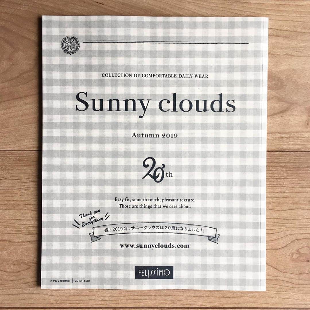 bon ponさんのインスタグラム写真 - (bon ponInstagram)「フェリシモの「Sunny Clouds」(サニークラウズ )さんとのコラボ第2弾のお洋服が販売開始となりました❣️ @sunnyclouds.official  今回はブラックにギンガムをアクセントに入れたワンピースと、メンズのシャツを秋のカタログ用に作りました🖤🖤 東京のスタジオでの撮影では、モデルのkazumiさん( @kazumi0728 )とご一緒させていただいて感激でした❣️ お顔が小さくて、体もponの半分くらいしかありません😅とても可愛らしくてお優しくて素敵な方でした😍💕 ・ ワンピースは、夏のギンガムワンピースのシルエットをベースにして、衿なしタイプですっきりと作りました。スカート部分を二重にして下にギンガムスカートをはいているようなデザインになっています。スリットから覗くギンガムがアクセント👍両脇にポケットもあり、しっかりとした厚みのある綿100%の生地です。 メンズシャツは衿とカフス裏にギンガム生地を使ってアクセントにしています。 ワンピース、メンズシャツともに年齢体型問わず、どなたにも似合うデザインです。 コラボのアイテムには、私たちのトレードマークのメガネの刺繍がワンポイントに入っています。タグも可愛い👓 ・ ponさんのすそからギンガムワンピース MP.M.L.LL.3L.MT.LT ¥6,900(税抜) bonさんの衿だけギンガムシャツ(メンズ) S.M.L.LB.TY ¥3,900(税抜) ・ コラボのお洋服は「Sunny Clouds」のAutumn 2019のカタログから注文できます。 「Sunny Clouds」のWEBサイトからも購入できます。 www.sunnyclouds.com 多くの皆様に気に入っていただけると嬉しいです😊😊 ・ #サニークラウズ #サニクラ #sunnyclouds #フェリシモ #夫婦 #60代 #ファッション #コーディネート #リンクコーデ #夫婦コーデ #グレイヘア #白髪 #共白髪 #couple #over60 #fashion #coordinate #instafashion #instagramjapan #greyhair #bonpon511」8月1日 14時04分 - bonpon511