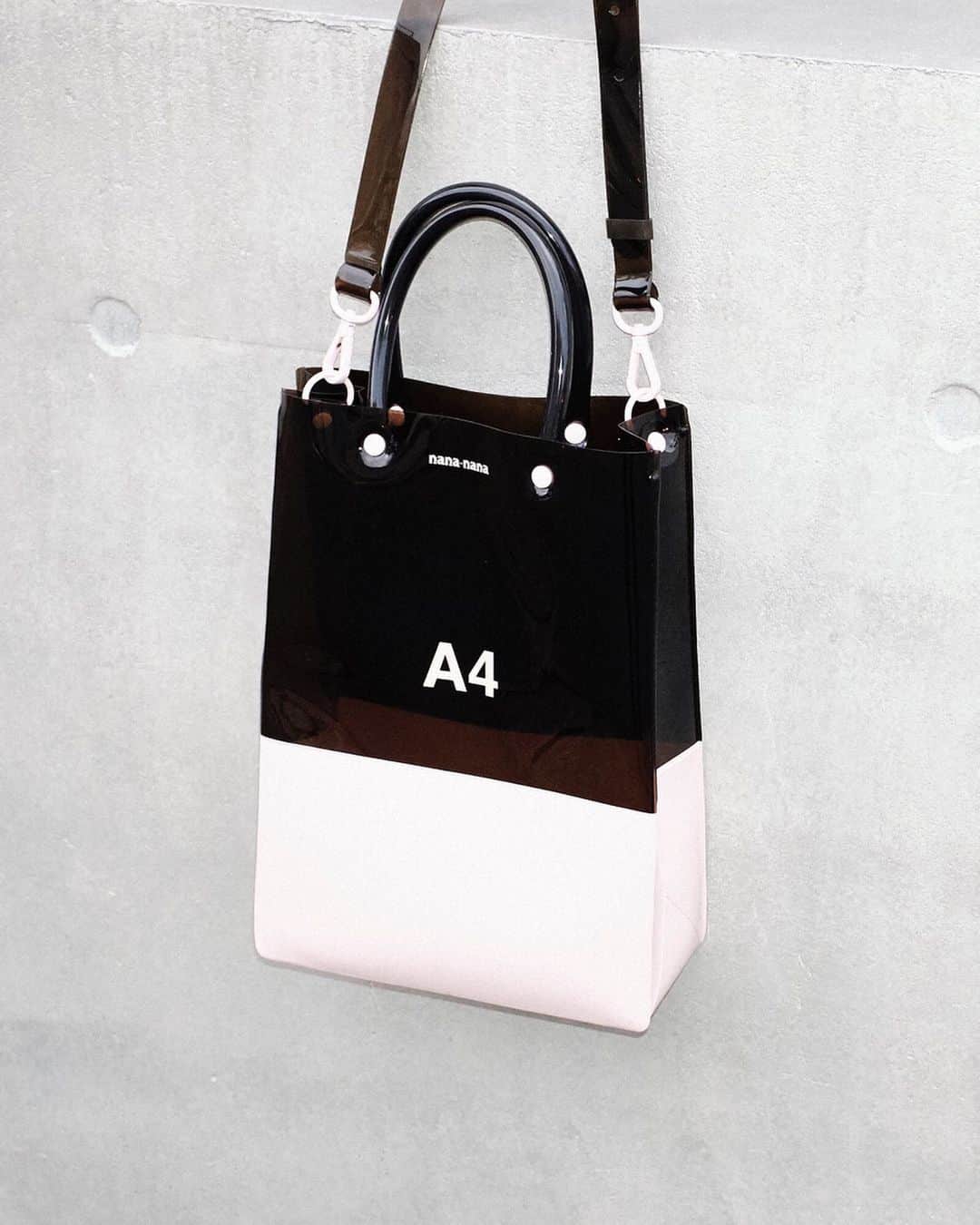 エストネーションさんのインスタグラム写真 - (エストネーションInstagram)「"NANA-NANA" POP UP STORE 8/2 Fri. - 8/15 Thu. 銀座店・神戸店 8/14 Wed. - 9/2 Mon. 六本木ヒルズ店 日本の雑貨ブランドとしてスタートした、【NANA-NANA（ナナ ナナ）】。2017年より奥出貴ノ洋(TakanohiroOkude)をデザイナーに迎え入れ自身のオリジナルレーベルをリスタート。バッグやモバイルグッズを中心とした、インダストリアルなデザインが特徴的です。ペーパーサイズバッグなど『NIGHT OFFICE』をテーマにしたコレクションが人気を博しています。音楽、アートなど、自分達が良いと感じられたインスピレーションのみをデザインに取り入れ、ファッションを通じて発信し続け、現在は東京とロサンゼルスに拠点を置き活動中。エストネーションでは、ポップアップストアを開催いたします。ぜひ、この機会にNANA-NANAの世界観をお楽しみください。 #estnation #エストネーション #nananana #pvcbag @nanananaofficial」8月1日 12時42分 - estnation_jp