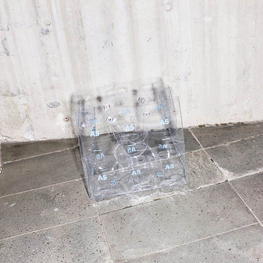 エストネーションさんのインスタグラム写真 - (エストネーションInstagram)「"NANA-NANA" POP UP STORE 8/2 Fri. - 8/15 Thu. 銀座店・神戸店 8/14 Wed. - 9/2 Mon. 六本木ヒルズ店 日本の雑貨ブランドとしてスタートした、【NANA-NANA（ナナ ナナ）】。2017年より奥出貴ノ洋(TakanohiroOkude)をデザイナーに迎え入れ自身のオリジナルレーベルをリスタート。バッグやモバイルグッズを中心とした、インダストリアルなデザインが特徴的です。ペーパーサイズバッグなど『NIGHT OFFICE』をテーマにしたコレクションが人気を博しています。音楽、アートなど、自分達が良いと感じられたインスピレーションのみをデザインに取り入れ、ファッションを通じて発信し続け、現在は東京とロサンゼルスに拠点を置き活動中。エストネーションでは、ポップアップストアを開催いたします。ぜひ、この機会にNANA-NANAの世界観をお楽しみください。 #estnation #エストネーション #nananana #pvcbag @nanananaofficial」8月1日 12時42分 - estnation_jp