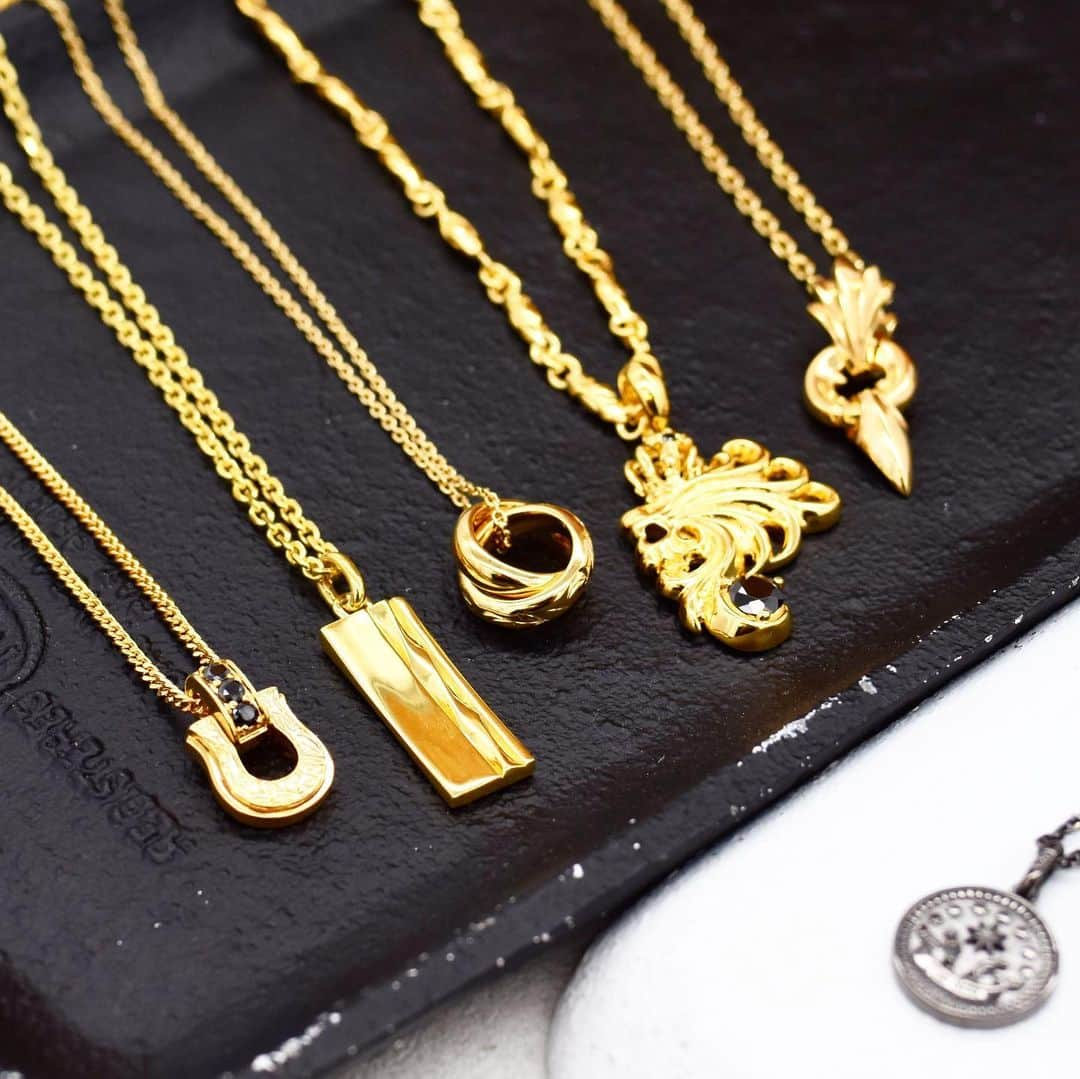 LION HEARTさんのインスタグラム写真 - (LION HEARTInstagram)「﻿ Now on sale﻿ ﻿ BLACK & GOLD﻿ SPECIAL LIMITED EDITION﻿ ﻿ ＼ 特集ページ公開中❗️／﻿ ————————————————————————﻿ 新旧問わず、人気が高いネックレスをラグジュアリーなGOLD、モードなBLACKとして再構築。﻿ ﻿ ゴールドに関してはメッキではなく、K10ゴールド・K18ゴールドの2種からオーダー頂く事が可能です。﻿ ﻿ 公式オンラインショップサイトでは、特集ページを公開中✨﻿ ぜひご覧ください✨﻿ ————————————————————————﻿ #ライオンハート #lionheart﻿ #アクセサリー #accessory﻿ #ネックレス #necklace﻿ #ブラックネックレス #blacknecklace﻿ #ゴールドネックレス #goldnecklace﻿ #メンズファッション #mensfashion﻿ #メンズアクセ #レディースアクセ﻿ #メンズアクセサリー #メンズジュエリー﻿ #シルバー #silver﻿ #シルバーアクセサリー﻿ #ストリートファッション﻿ #ギフト #gift #ペア #pair﻿ #zozotown #tokyo #osaka﻿ #阪急メンズ大阪﻿ #新宿マルイメン﻿ #有楽町マルイ」8月1日 12時37分 - lion_heart_accessory