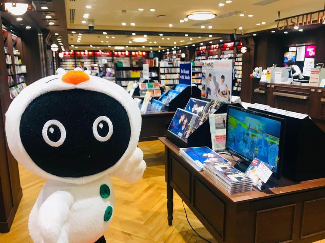 のインスタグラム：「. 本日、銀座本店B1/1F/2Fで営業していたCD/DVD売場が、クラシックギター、マンドリンとともに4Fで新しく生まれ変わりました😆💐 . 新しいフロアの様子をHooちゃんがちらっとご紹介！ リニューアルオープンを記念して、各種キャンペーンも実施中です🎁 . 皆さまのご来店、心よりお待ちしております☺️✨ . . #yamanomusic #tokyo #ginza #山野楽器 #山野楽器銀座本店 #音楽 #CD #映像 #classic #jazz #演歌 #落語 #mandolin #classicguitar #マンドリン #クラシックギター」