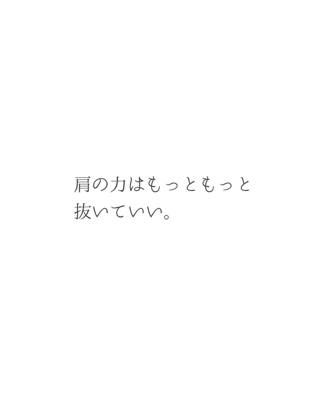 瀧本真奈美さんのインスタグラム写真 - (瀧本真奈美Instagram)「. こんにちは♡ . . 春頃から自分の暮らしも見直して 一生懸命準備をしてきた 書籍が出版されることになりました♡ . . 肩の力を抜いて 体にも心にも優しい暮らしを目指したい。 もちろん自分だけじゃなくて家族にも。 そんな本です。 . . ▲毎日の家事に疲れる ▲家も気持ちもすっきりしない ▲片付けられない ▲物が多い、減らせない ▲暮らしにゆとりがない ▲丁寧な暮らしに疲れた ▲家族が片付けてくれない ▲子供たちに片付けを教えられない . などなど . . そんな方におすすです♡ . . 片付けのご相談を全国からいただきますが 全て伺えないもどかしさも詰め込みました。 . .  何かに行き詰まった時に ページを開いて 深呼吸していただけると嬉しいです✳︎ . . 本来は体も心も休まるはずの家で 疲れてしまう人が少しでも 減るといいなと願っています✳︎ そしてそれが子供たちの 未来に繋がればいいなと♡ . . 本日8/1より Amazon、楽天にて 予約受付がスタートしました。 よろしければ。。。 ストーリーより ご覧いただけますと幸いです♡ . . インテリアだけじゃない 収納だけでもない ママも家族も体も心も含めて 暮らし丸ごとの提案を これからも続けたいと思っています☺︎ . . Your home is supposed to be a place where you can relax. It should not be a place that keeps giving you a headache. I’ll keep thinking about how we can live tidily and comfortably.  May your life become more fun little by little every day - I put such a wish into my new book. [You Can Let Go Of Things That Make You Suffer] Please take a look at the highlights. . . ———————————— . . ✏︎ブログも再開しています✳︎ よろしければプロフィールより ご覧くださいね♡ . . ✳︎✳︎✳︎✳︎✳︎✳︎✳︎✳︎✳︎✳︎ . more pic ⬇️ @takimoto_manami . . ✳︎✳︎✳︎✳︎✳︎✳︎✳︎✳︎✳︎✳︎ . . #お知らせ #書籍出版 #4冊目書籍 #主婦の友社 #あなたを苦しめるものは、手放していい #あなてば #瀧本真奈美 #暮らしはもっと優しくなる #整理収納コンサルタント #暮らしコーディネーター #子育て #家事 #収納 #インテリア #自分のこと #自分オリジナル #ストレスコントロール #優しい暮らし #たきまな収納 #捨てられない #本 #organizationwithouttoomucheffort #takimotomethod #tenderliving #organizeyourmindandbody #youcanletgoofthingsthatmakeyousuffer #organization #manamitakimoto」8月1日 12時50分 - takimoto_manami