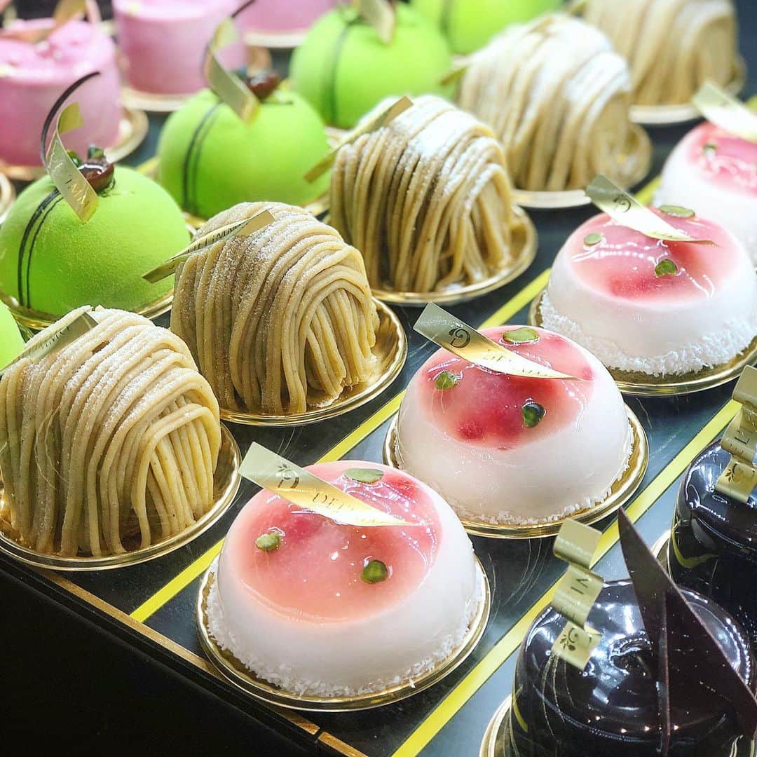 eguchikazuakiのインスタグラム：「新作ケーキ『クレール』です🍑 暑すぎるからさ、みずみずしい感じのお菓子が食べたいな〜って思って創りました🍑 別の名はピーチ姫です。 ・ 桃のジュレが表面にキラキラと、中は赤桃のマーマレードにピスタチオクリームの層🍑全体は軽い白桃のムース🍑下の層にピスタチオのスポンジをはさみました。 ・ 優しい味わいで美味しいですよ😄 桃の味わいもですがホワイトチョコレートとピスタチオを合わせて軽さの中にも味わいの芯を作りました、暑い日が続きますがそれでも軽く食べれて満足度が高いケーキに仕上がっていると思います🍑 ・ まずは日比谷、目白、渋谷ヒカリエで登場‼️ もう一つの新作はルビーチョコレートのケーキ、これも後ほど👍 ・ #delimmo #デリーモ #パティシエ #ショコラティエ #桃 #白桃 #ピーチ姫 #ピーチ #ピスタチオ #味わい #桃のケーキ #江口和明 #eguchikazuaki #新作 #ケーキ #パフェ #あれだ #お楽しみに #ルビーチョコレート #新しい使い方」