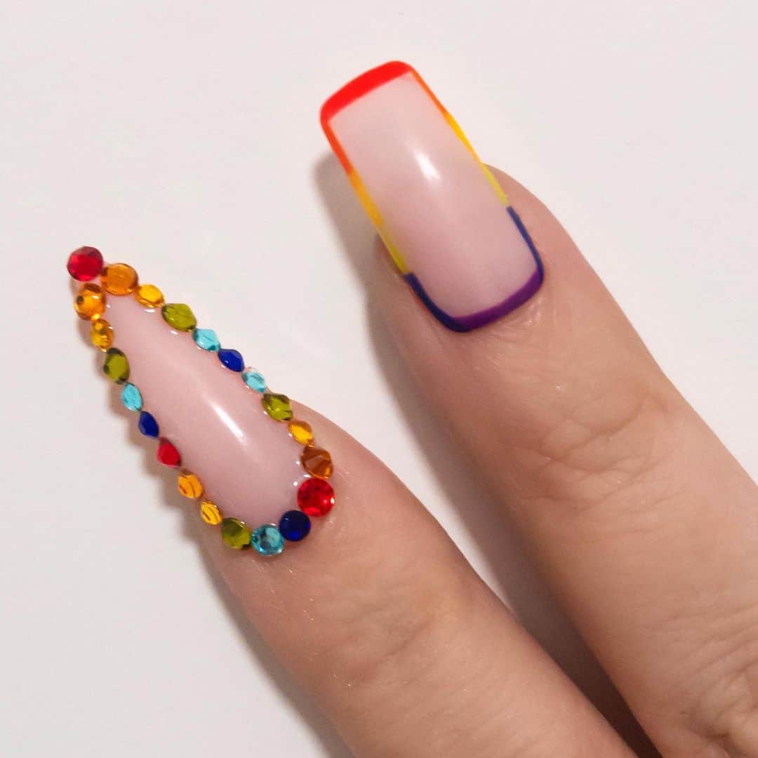 ヤスミナ・ダニエルさんのインスタグラム写真 - (ヤスミナ・ダニエルInstagram)「I did matching lip art to these nails. Which one do you wanna see first? Left or right? Nails by the insanely talented @theeditorialnail 🥰🌈」8月1日 12時46分 - missjazminad