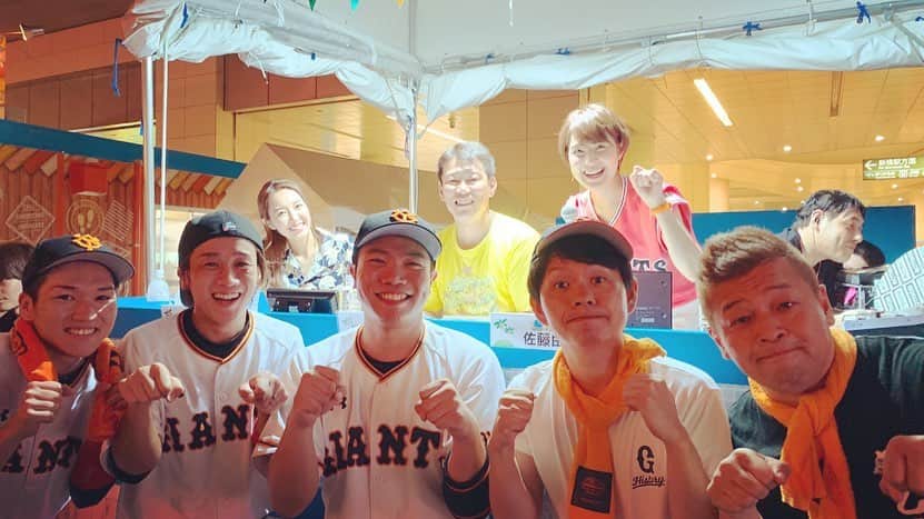 あれ慎之助さんのインスタグラム写真 - (あれ慎之助Instagram)「井端弘和さんを迎えた汐留パラダイス‼️ 昨日の闘魂こめて🔥は井端さんも見てます✨  昨日は残念負けちゃいましたが汐留パラダイスのパブリックはかなり盛り上がっております🔥🔥🔥 闘魂こめてダンスは覚えて踊れるようになると楽しい✨笑🤣  今日も汐パラ集合で熱い応援宜しくお願いします‼️ #汐留パラダイス #巨人 #giants #ジャイアンツ #パブリックビューイング #ダンス #闘魂こめて #日テレジータス #井端弘和 さん #阿部千帆 さん #佐藤由季 さん #古賀シュウ さん #ダークホース山出 さん #さかとも #ガタ岡 #あれ慎之助」8月1日 12時49分 - areshinnosuke