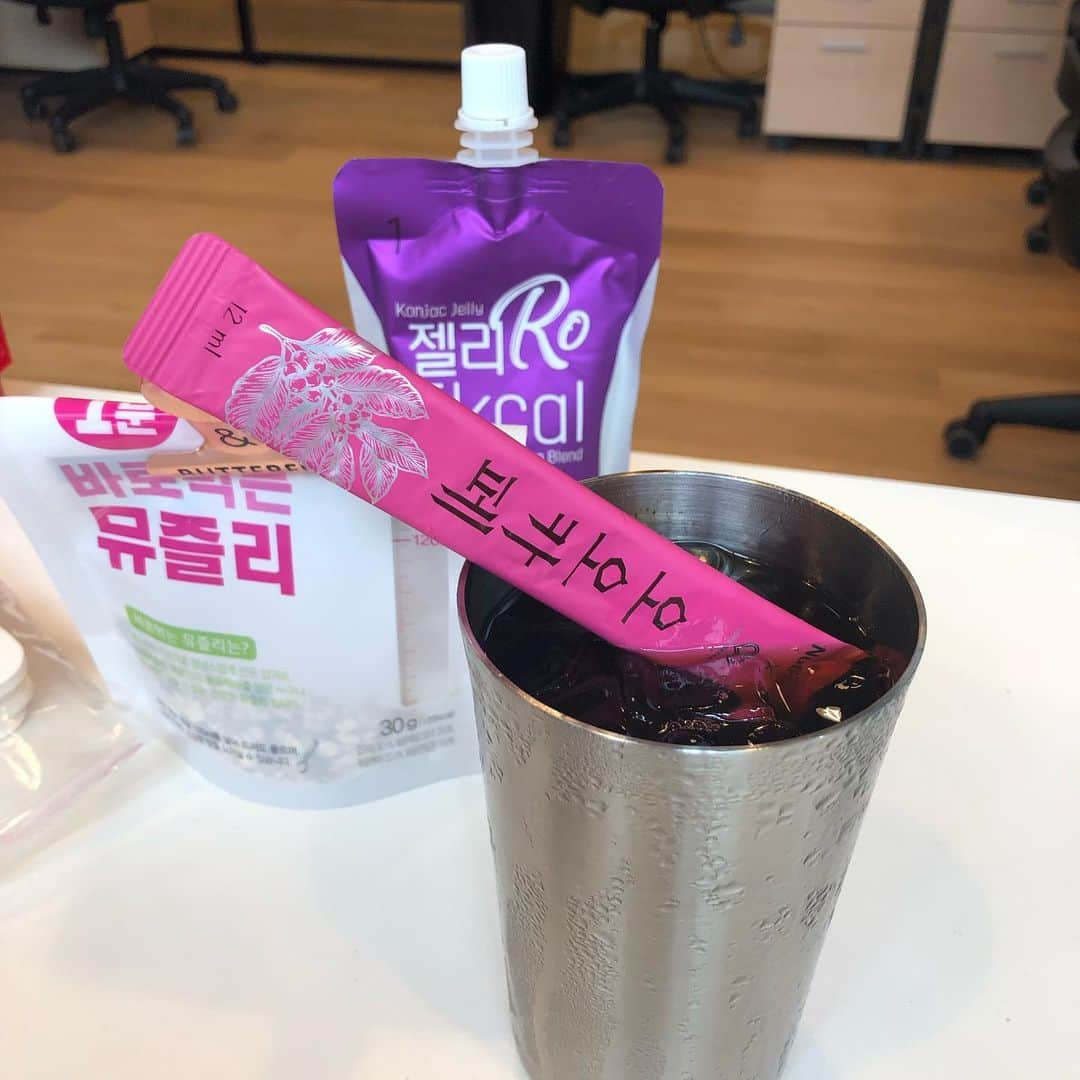 アン・ソニョンさんのインスタグラム写真 - (アン・ソニョンInstagram)「이른 점심후  #후식타임☕ . . . #바로스코퍼레이션 직원들을  #휴가선물🎁  #살찌고맛나는 #달다구리 꺼내주고 나는 #오오까페 에다  #바로먹는뮤즐리 씹는중요✌🏻 . . . 자 #라방맛집 시작해요  모이세욥🙋🏻‍♀️🙌🏻」8月1日 13時08分 - anney_an_love