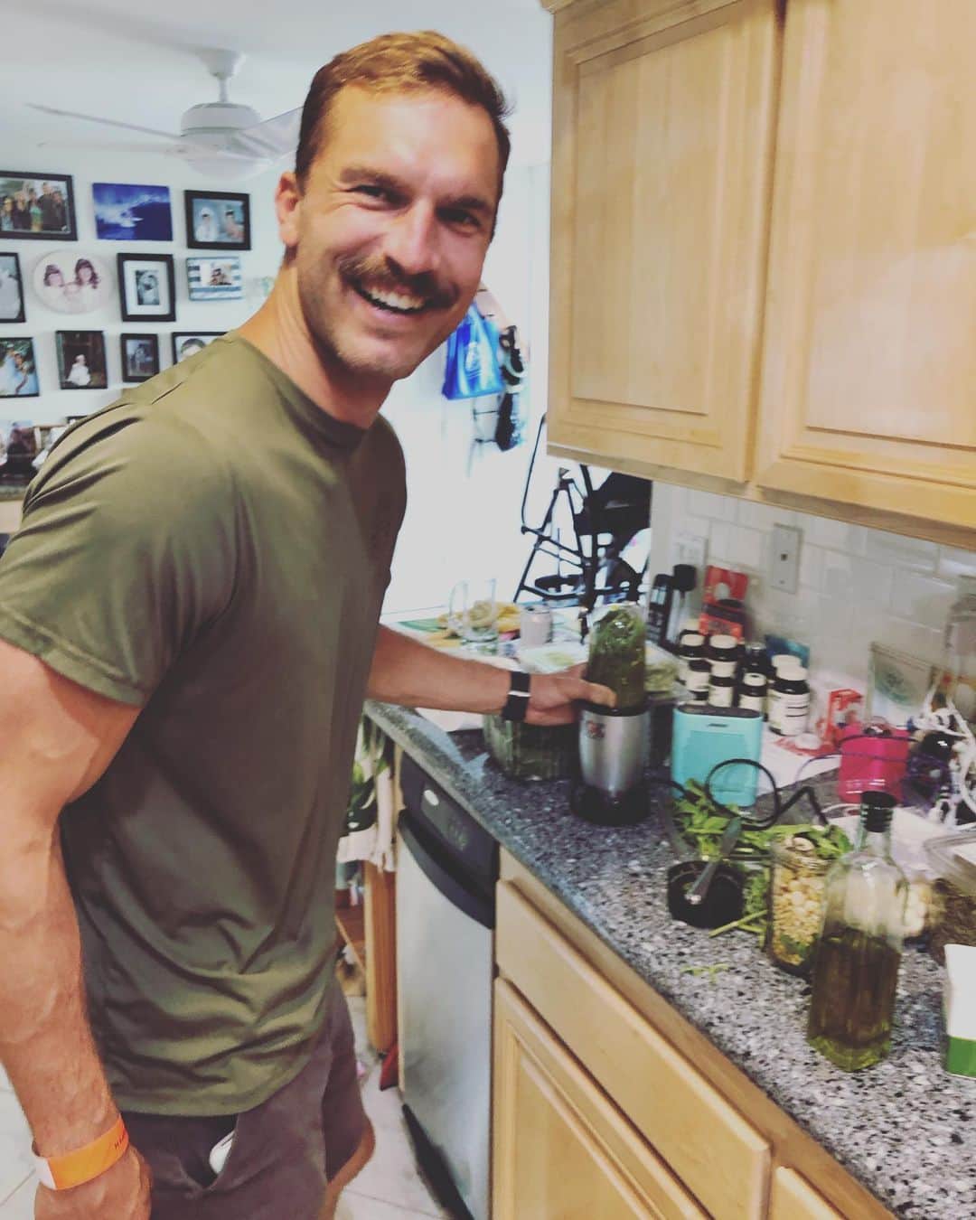 Bethany Hamiltonさんのインスタグラム写真 - (Bethany HamiltonInstagram)「Adam was so desperate for some pesto dip, while on the road traveling, he made it in a nutri bullet😂 to a foodie you know this is cra 🤪😆 but it tasted amazing!!! Yeah sooooo I taught him how to make pesto and now he makes it better than me.... idk how I feel about this 😂 wife life😍💖🥰」8月1日 13時00分 - bethanyhamilton