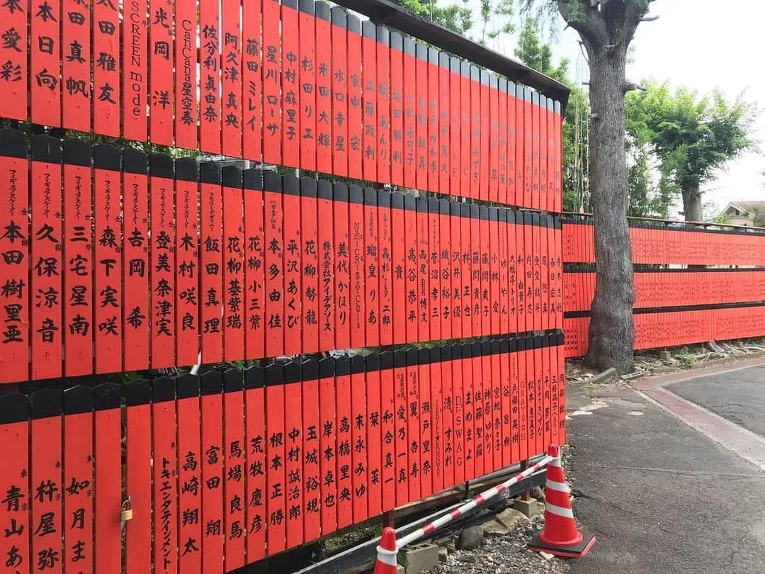 キャンヒロユキさんのインスタグラム写真 - (キャンヒロユキInstagram)「京都 車折神社へ。  芸能神社とも呼ばれてるそう。 中に入ると、納得。 ちょこちょこ知ってる名前もありましたー。」8月1日 13時01分 - kiyancan