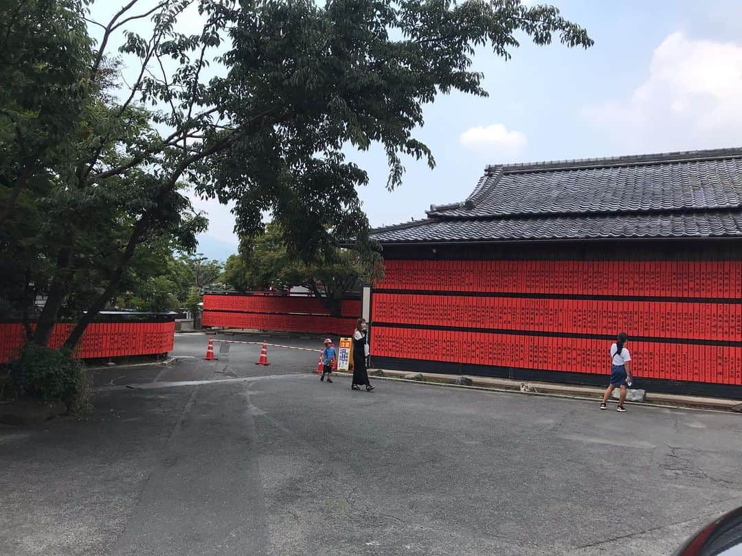 キャンヒロユキさんのインスタグラム写真 - (キャンヒロユキInstagram)「京都 車折神社へ。  芸能神社とも呼ばれてるそう。 中に入ると、納得。 ちょこちょこ知ってる名前もありましたー。」8月1日 13時01分 - kiyancan