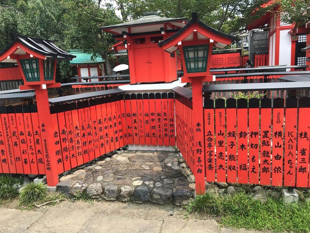 キャンヒロユキさんのインスタグラム写真 - (キャンヒロユキInstagram)「京都 車折神社へ。  芸能神社とも呼ばれてるそう。 中に入ると、納得。 ちょこちょこ知ってる名前もありましたー。」8月1日 13時01分 - kiyancan