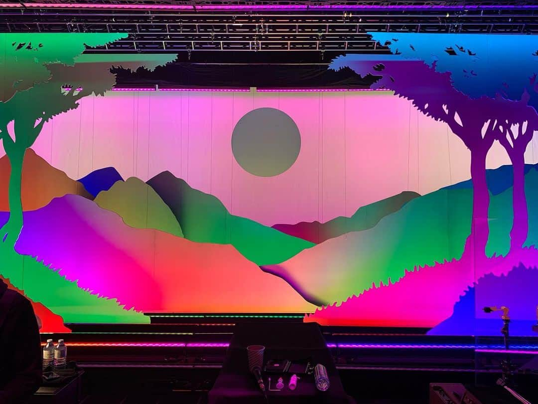 ジョン・メイヤーさんのインスタグラム写真 - (ジョン・メイヤーInstagram)「The idea for the stage set this tour was to create something naturally beautiful. Your eye knows when you’re looking at pixels vs seeing something real, and what you see here is essentially multiple layers of paper, lit from underneath with bars of light. Layers drop in and pull out throughout the show, and they take any color you can throw at them. What started at my kitchen counter as tests with rope lights and sheets of acrylic has turned into something really remarkable looking.」8月1日 13時09分 - johnmayer