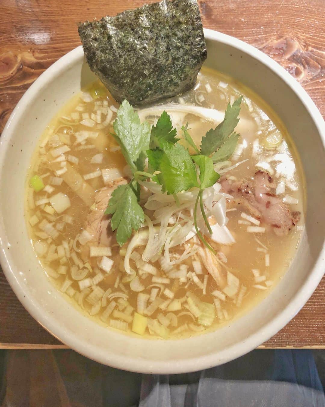 のインスタグラム：「今日はラーメン投稿🍜🧡﻿ ﻿ 神田 なな蓮 ﻿ 鶏そば塩 850円﻿ 麺少なめ (100円引き)﻿ ﻿ ﻿ 遠慮して﻿ 麺少なめにしたものの﻿ これ絶対普通盛りでいけた😑🧡﻿ ﻿ ﻿ なんなら大盛りいけた！﻿ だって美味しかったもん🥳🍜﻿ ﻿ ﻿ ネギたっぷりに塩って組み合わせが﻿ 良い💕﻿ ﻿ ﻿ 鶏の焼き加減が絶妙で﻿ とろけた✨﻿ おしゃれな雰囲気だし﻿ また行きたいな〜﻿ ﻿ ﻿ ﻿ ﻿  #ラーメン#神田ラーメン#ramen#ラーメンインスタグラマー #こやゆりフード#食べ歩き#なな蓮#塩ラーメン#yummy#followｍe#こやゆりラーメン」