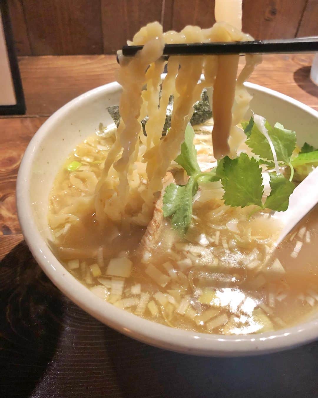 小谷津友里さんのインスタグラム写真 - (小谷津友里Instagram)「今日はラーメン投稿🍜🧡﻿ ﻿ 神田 なな蓮 ﻿ 鶏そば塩 850円﻿ 麺少なめ (100円引き)﻿ ﻿ ﻿ 遠慮して﻿ 麺少なめにしたものの﻿ これ絶対普通盛りでいけた😑🧡﻿ ﻿ ﻿ なんなら大盛りいけた！﻿ だって美味しかったもん🥳🍜﻿ ﻿ ﻿ ネギたっぷりに塩って組み合わせが﻿ 良い💕﻿ ﻿ ﻿ 鶏の焼き加減が絶妙で﻿ とろけた✨﻿ おしゃれな雰囲気だし﻿ また行きたいな〜﻿ ﻿ ﻿ ﻿ ﻿  #ラーメン#神田ラーメン#ramen#ラーメンインスタグラマー #こやゆりフード#食べ歩き#なな蓮#塩ラーメン#yummy#followｍe#こやゆりラーメン」8月1日 13時18分 - yurikoyatsu